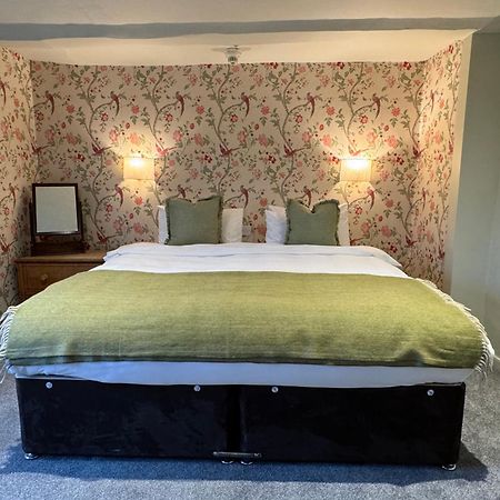 Neeld Arms Hotel Grittleton Kültér fotó
