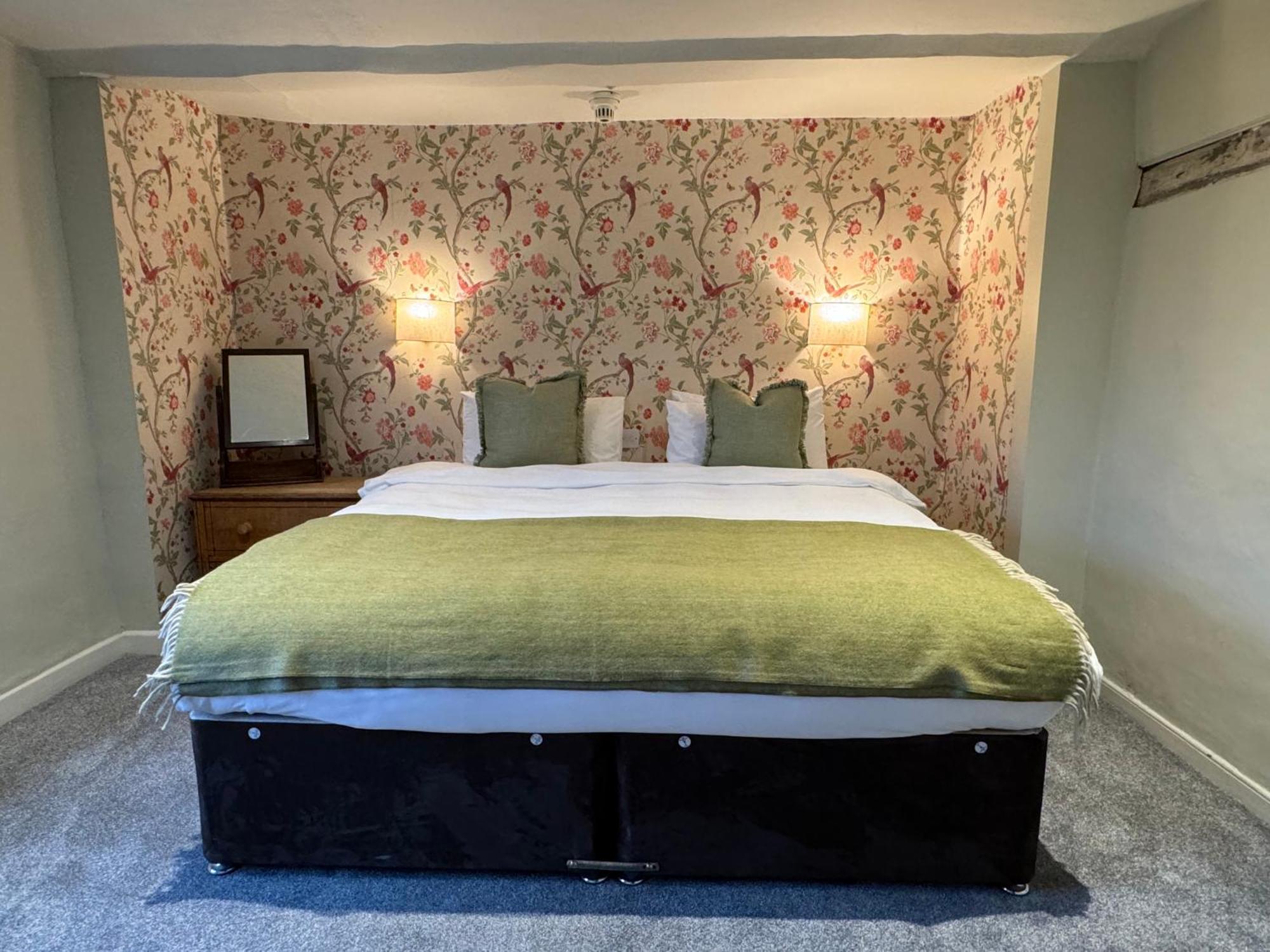 Neeld Arms Hotel Grittleton Kültér fotó