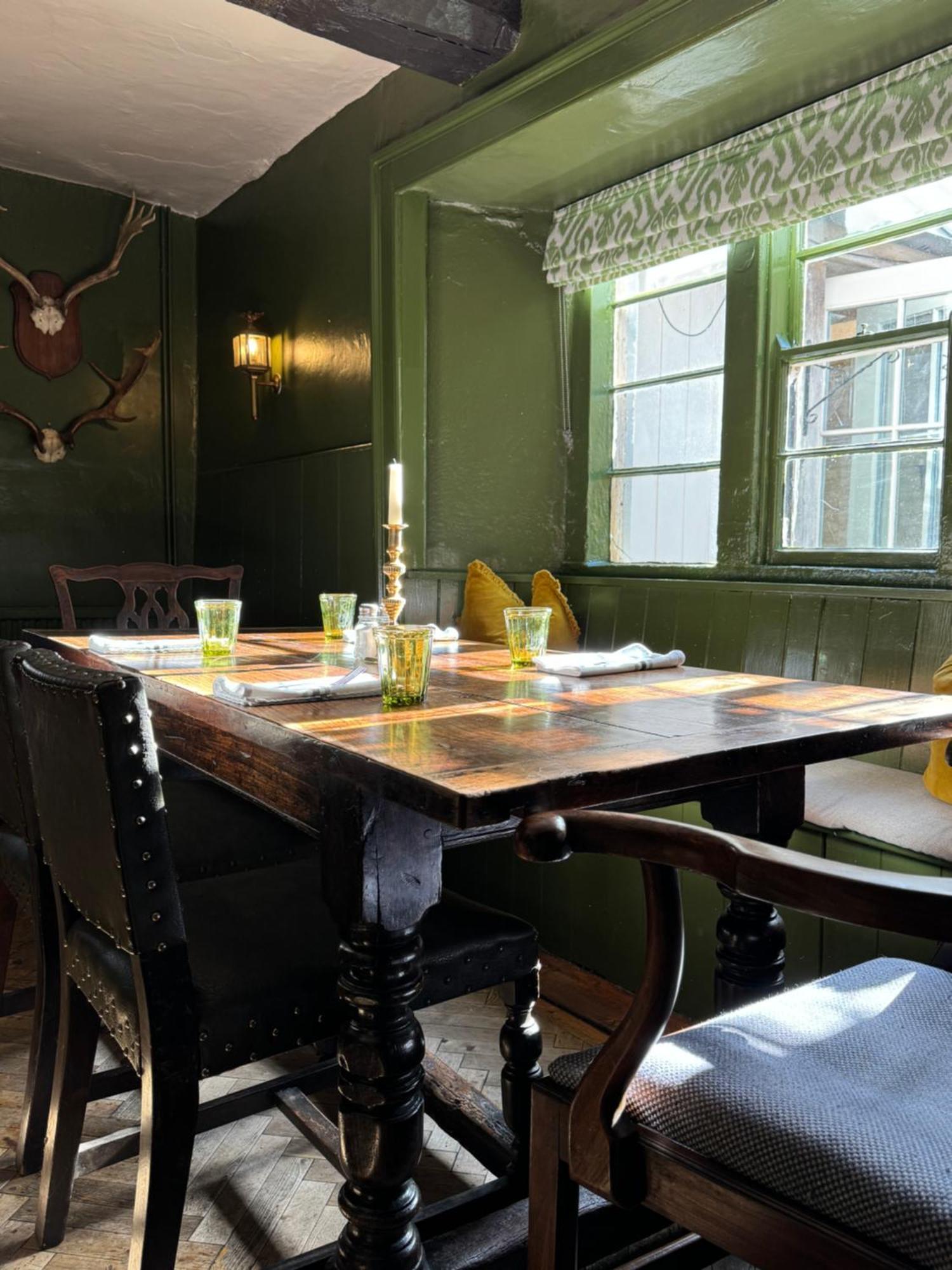 Neeld Arms Hotel Grittleton Kültér fotó