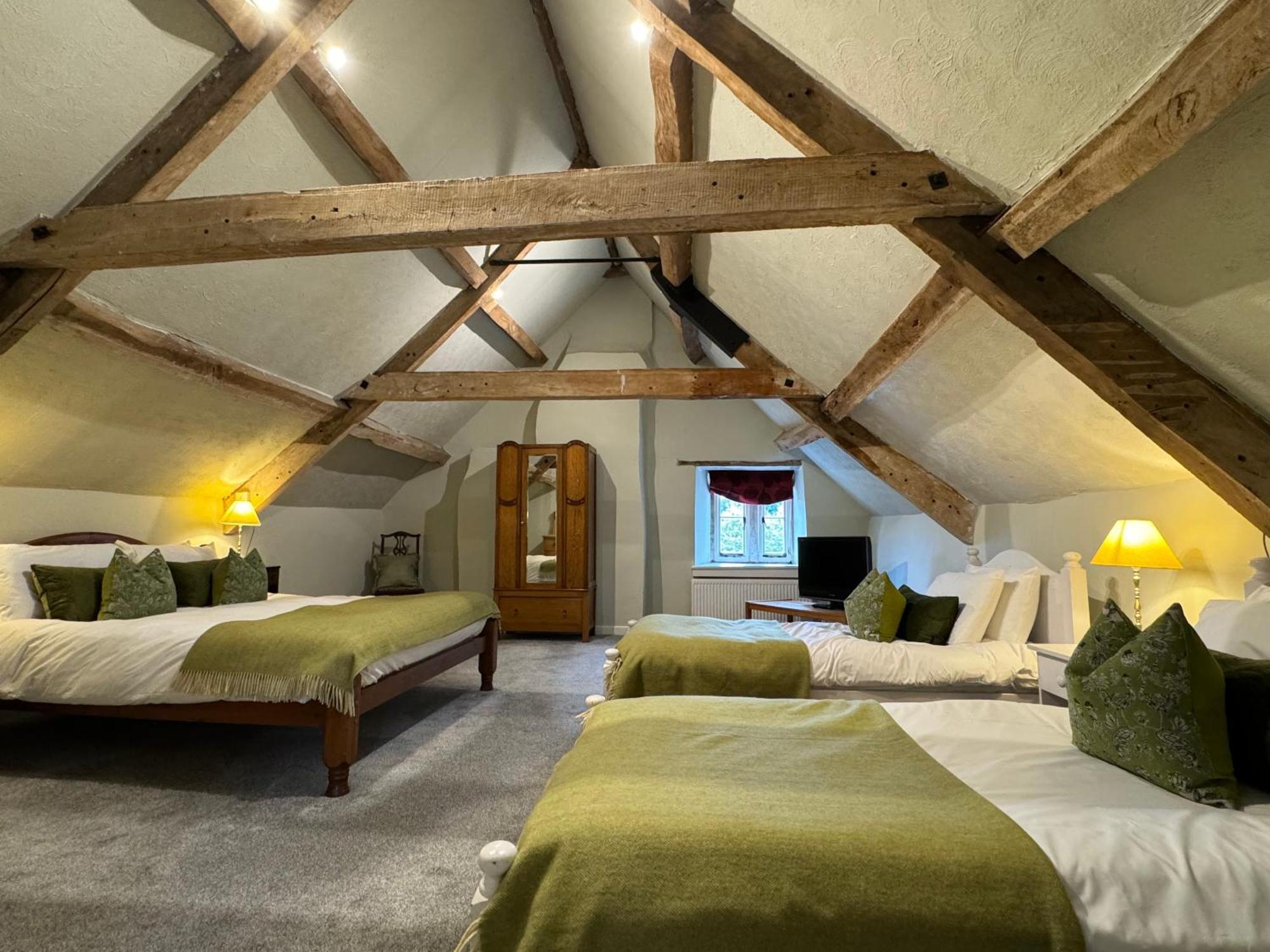 Neeld Arms Hotel Grittleton Kültér fotó