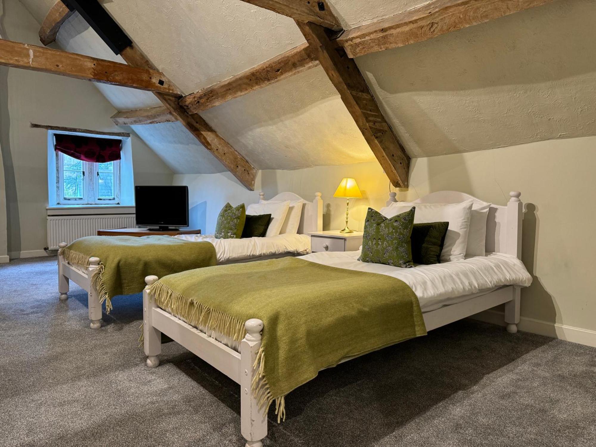 Neeld Arms Hotel Grittleton Kültér fotó