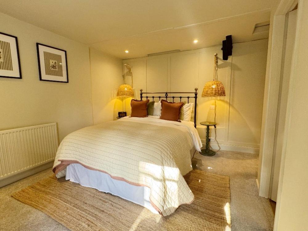 Neeld Arms Hotel Grittleton Kültér fotó